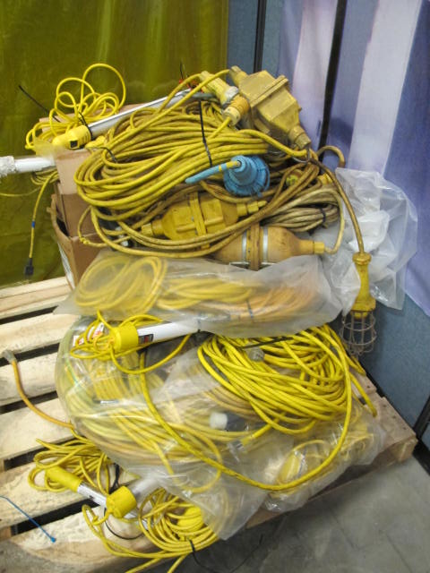LOT MISC ELECTRICAL CORDS (G-20) LOADING & HANDLING FEE $25-2539