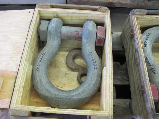 LOT MISC LARGE SHACKLES (G-46) LOADING & HANDLING FEE $10-2731