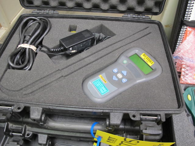 FLUKE MODEL 1521 HANDHELD THERMOMETER DIGITAL READOUT (G-44) LOADING & HANDLING FEE $10-2775
