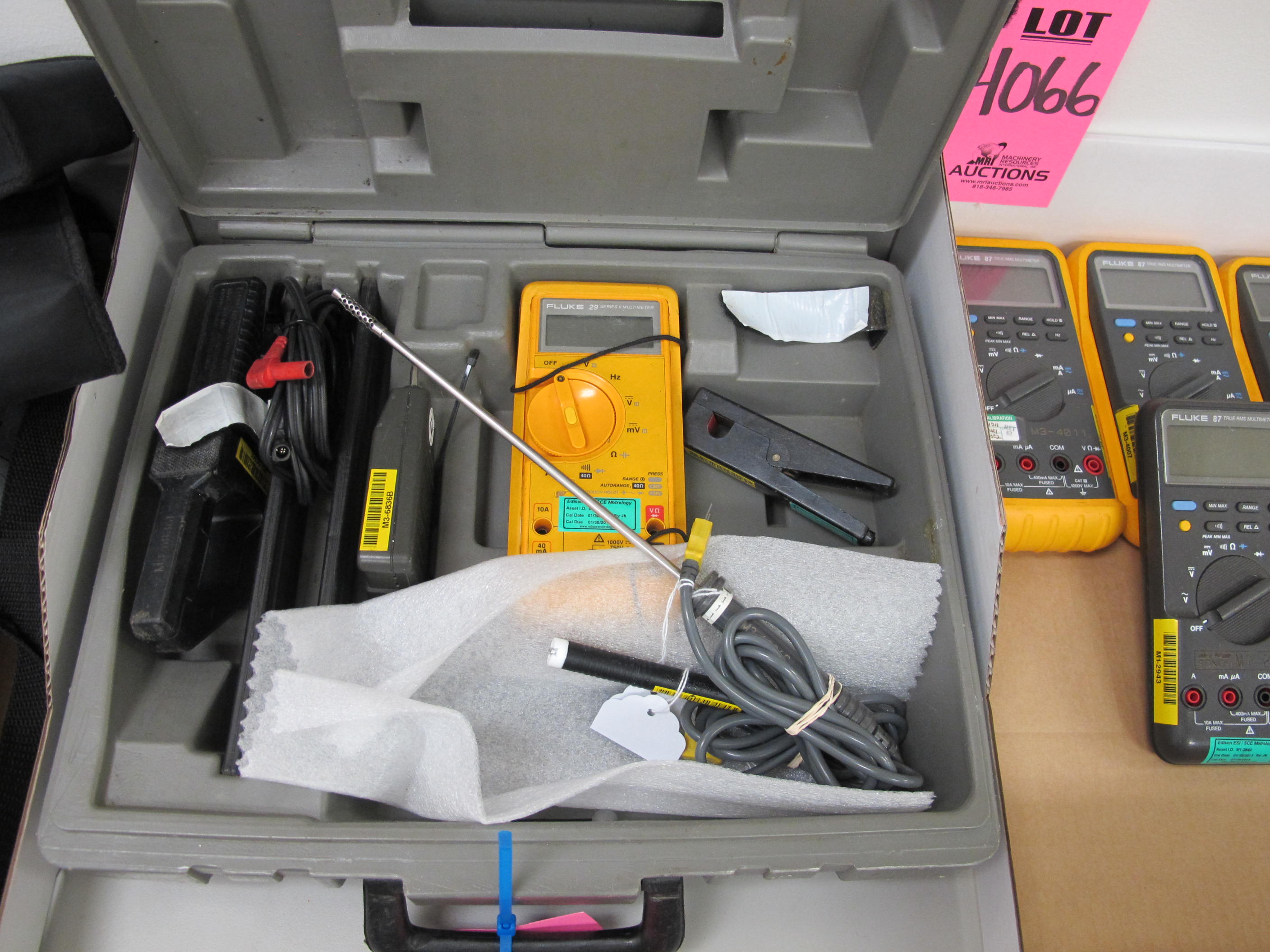 FLUKE MODEL 29 SERIES II MULTIMETER W/ ACCESSORIES (G-44) LOADING & HANDLING FEE $10-4064