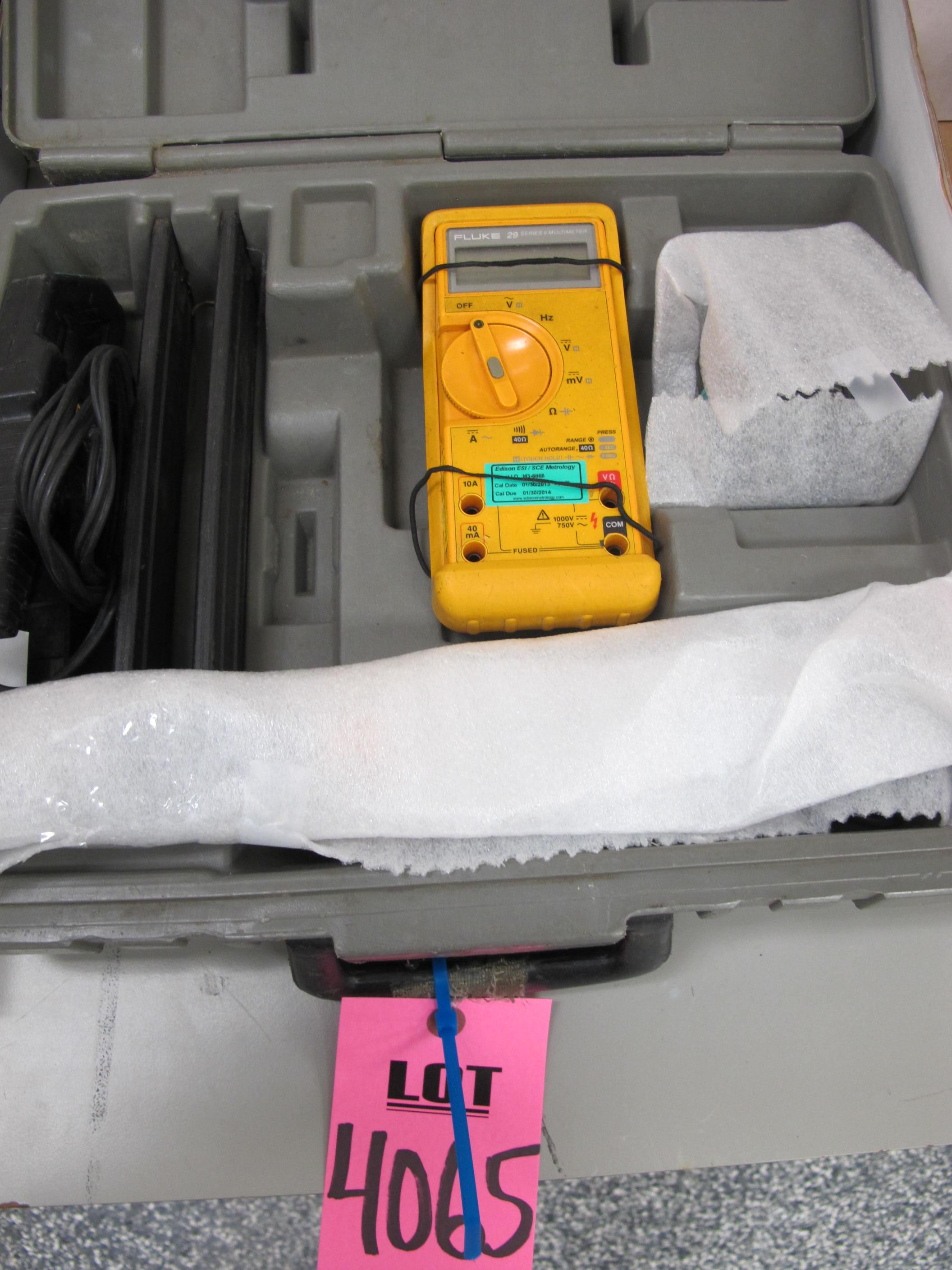 FLUKE MODEL 29 SERIES II MULTIMETER W/ ACCESSORIES (G-44) LOADING & HANDLING FEE $10-4065
