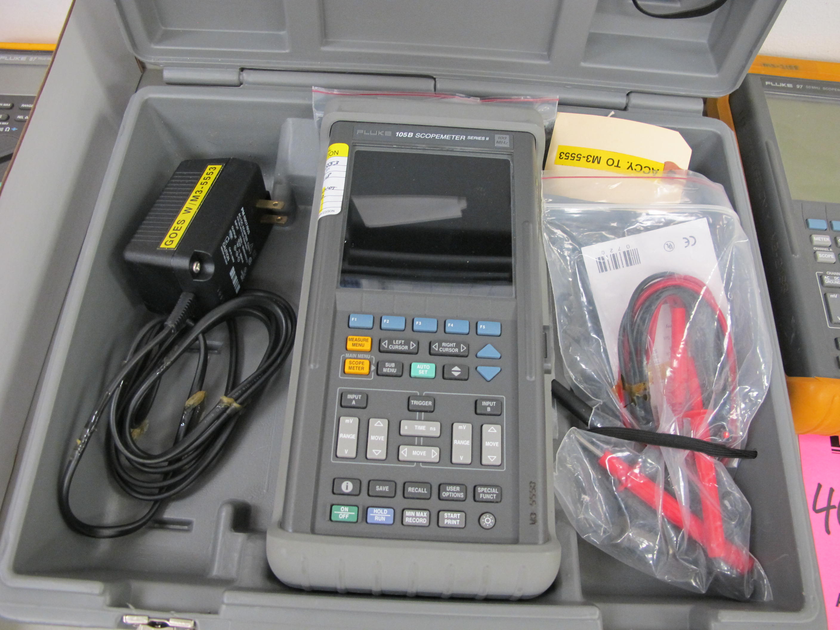 FLUKE MODEL 105B SCOPEMETER W/ ACCESSORIES (G-44) LOADING & HANDLING FEE $10-4068