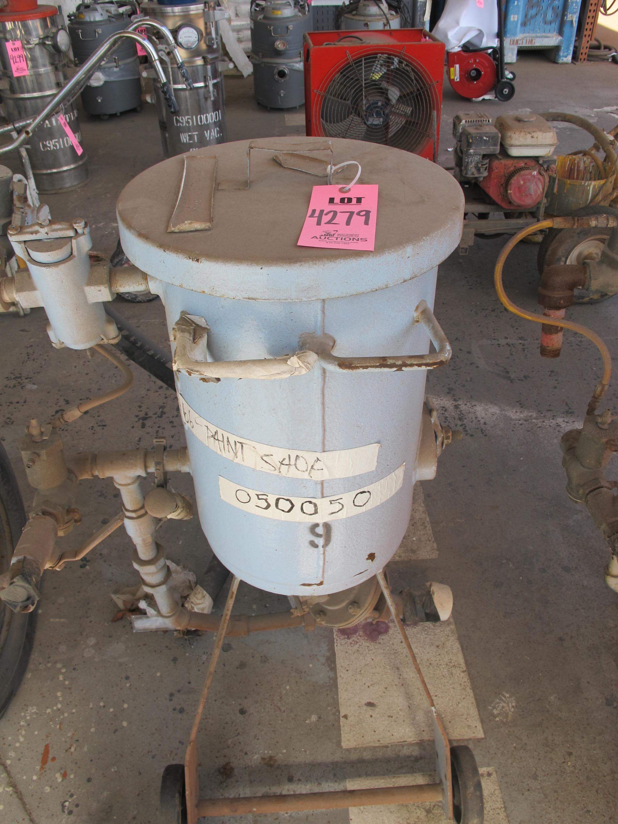 CLEMCO PNEUMATIC SAND BLAST ABRASIVE BLAST MACHINE (G-40 OUTSIDE) LOADING & HANDLING FEE $25-4279