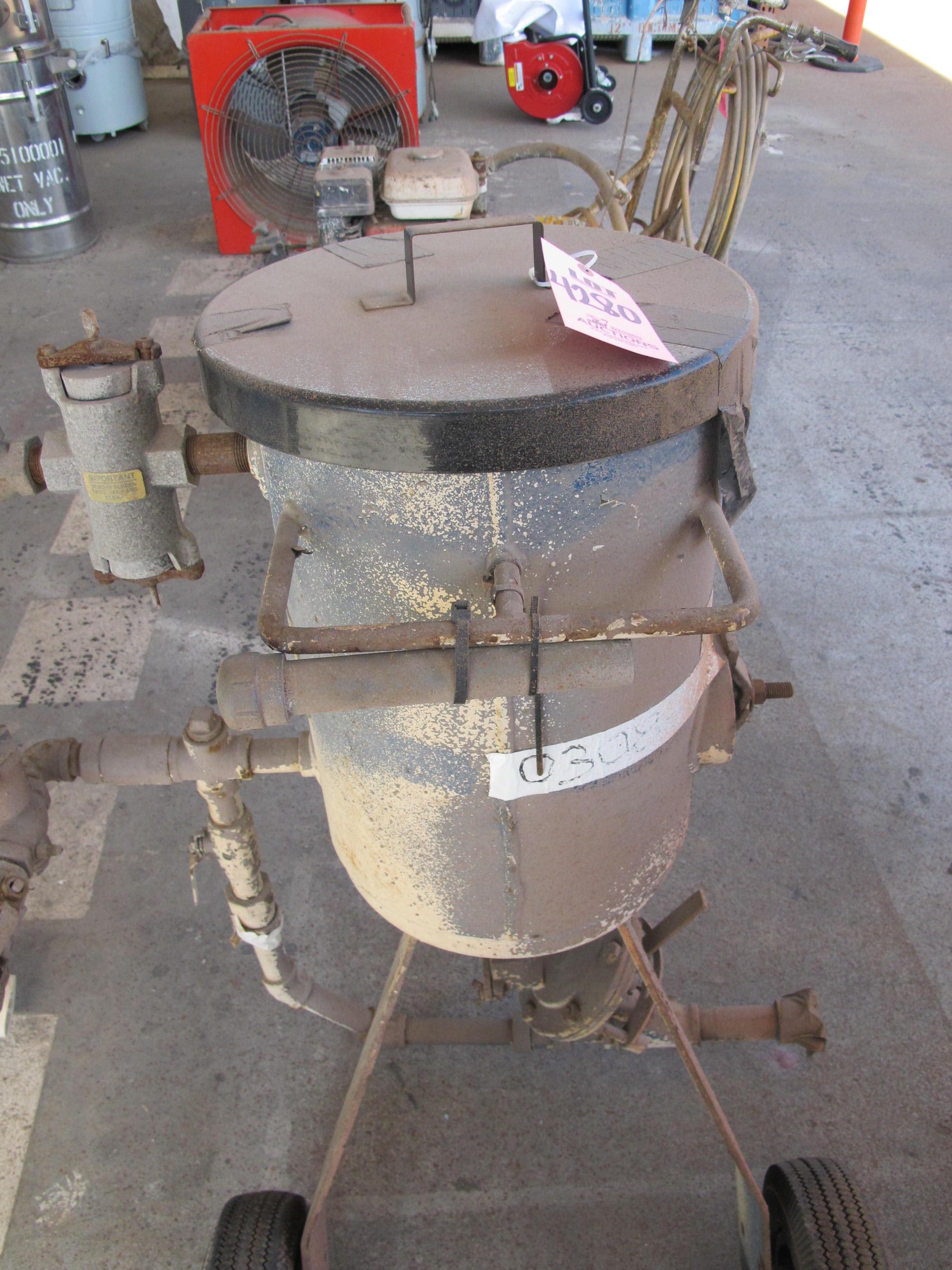 CLEMCO PNEUMATIC SAND BLAST ABRASIVE BLAST MACHINE (G-40 OUTSIDE) LOADING & HANDLING FEE $25-4280