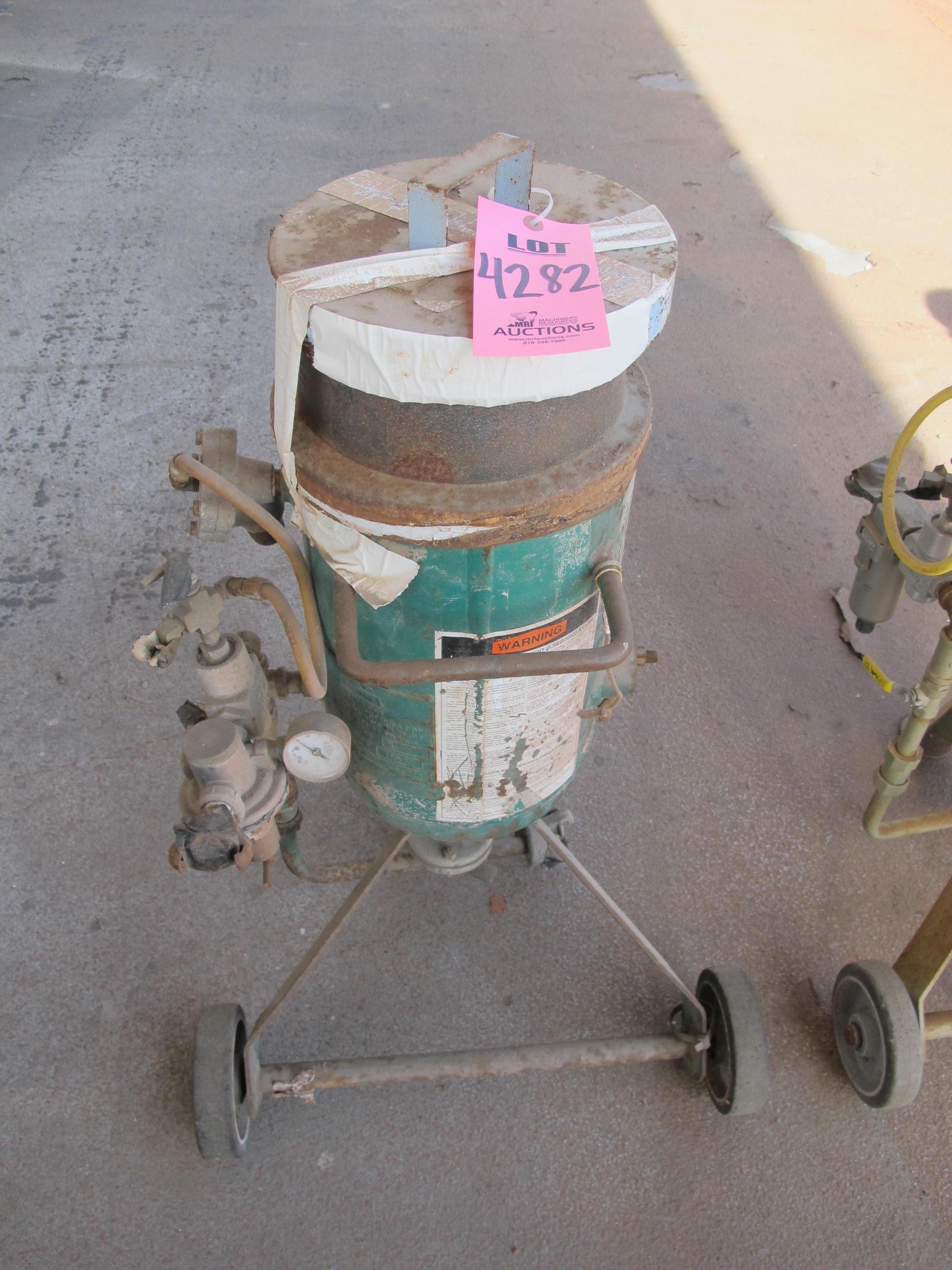 CLEMCO PNEUMATIC SAND BLAST ABRASIVE BLAST MACHINE (G-40 OUTSIDE) LOADING & HANDLING FEE $25-4282