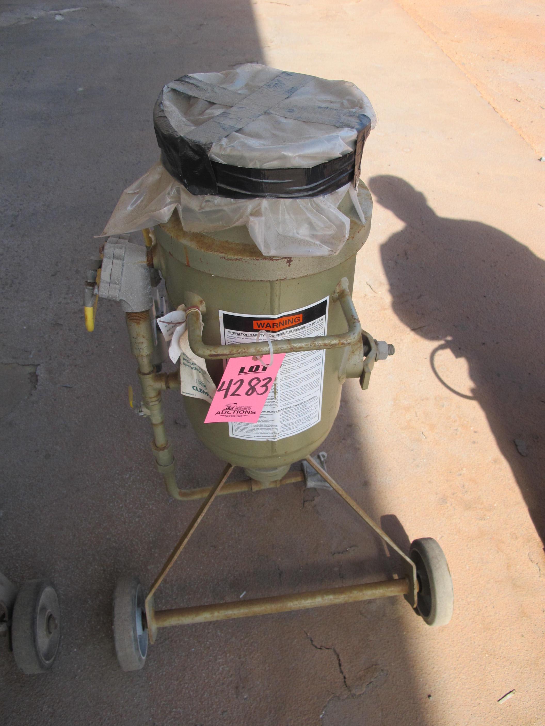 CLEMCO PNEUMATIC SAND BLAST ABRASIVE BLAST MACHINE (G-40 OUTSIDE) LOADING & HANDLING FEE $25-4283