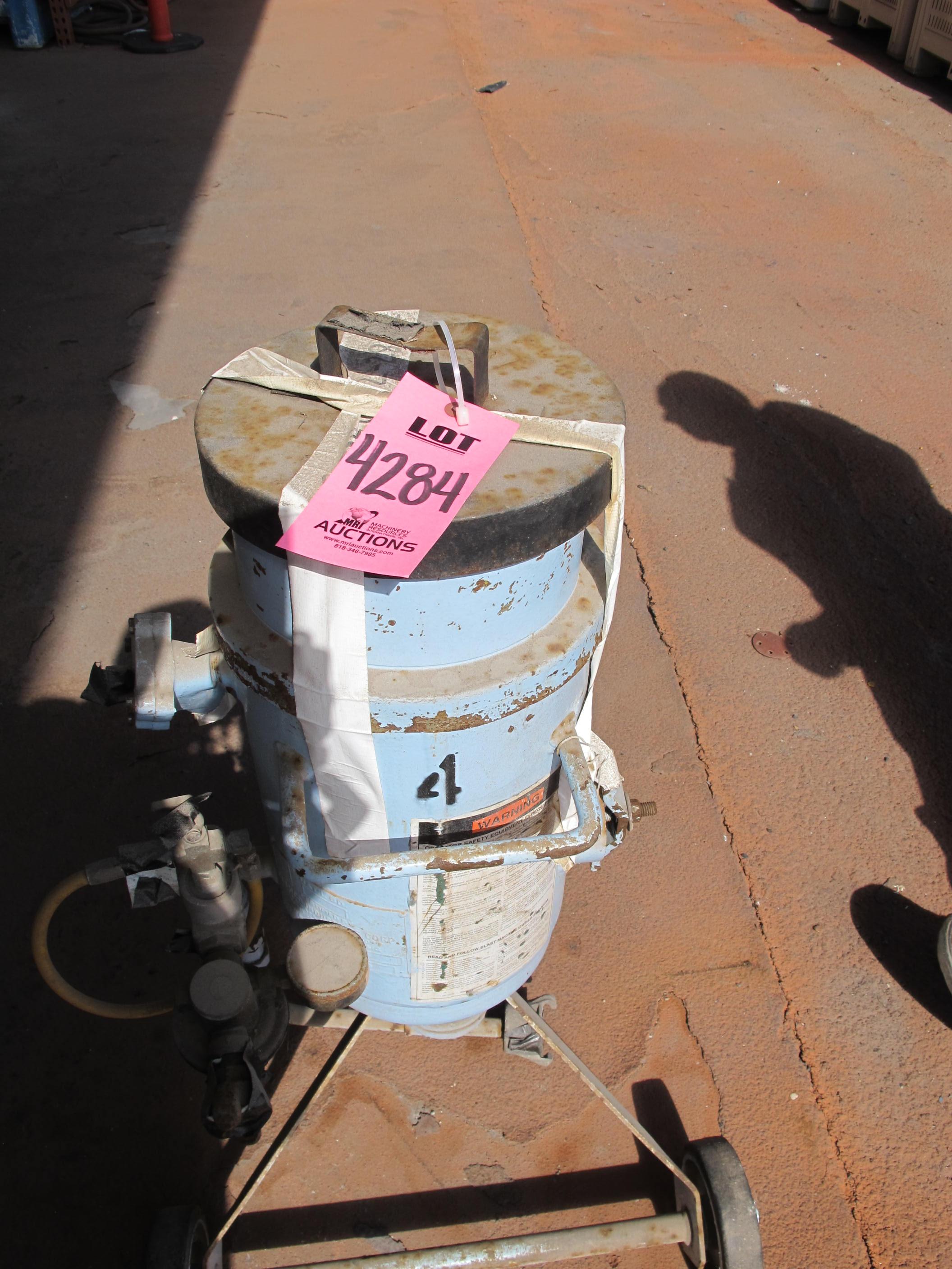 CLEMCO PNEUMATIC SAND BLAST ABRASIVE BLAST MACHINE (G-40 OUTSIDE) LOADING & HANDLING FEE $25-4284