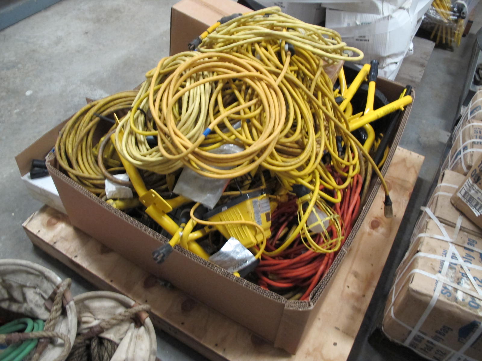 LOT MISC LIGHTS & EXTENSION CORDS (G-30) LOADING & HANDLING FEE $25-4357