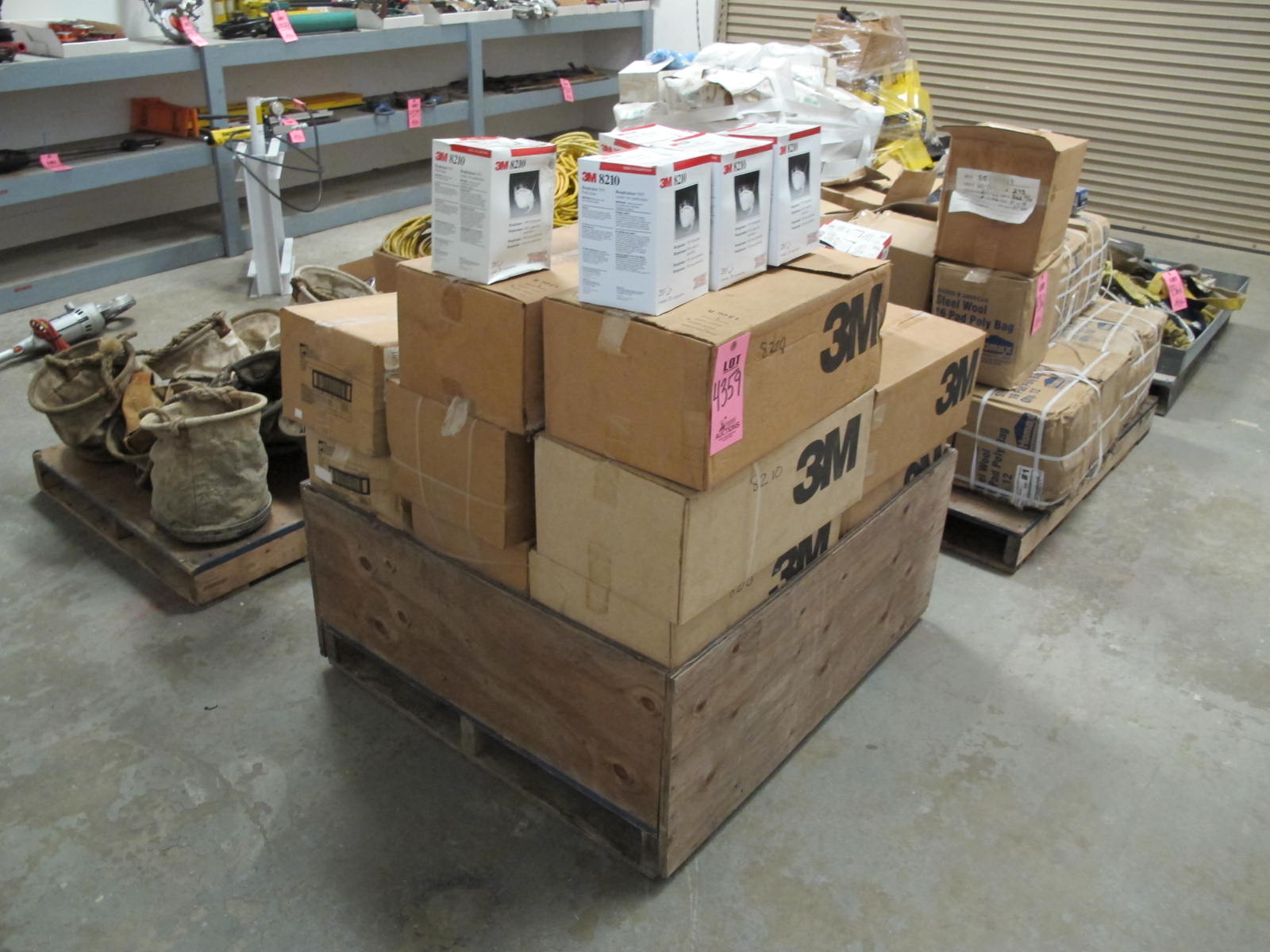 LOT 3M RESPIRATOR MASKS (G-30) LOADING & HANDLING FEE $25-4359