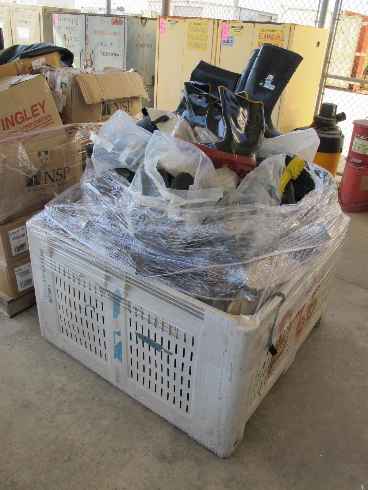 LOT RUBBER BOOTS & WADERS (G-30) LOADING & HANDLING FEE $25-4384