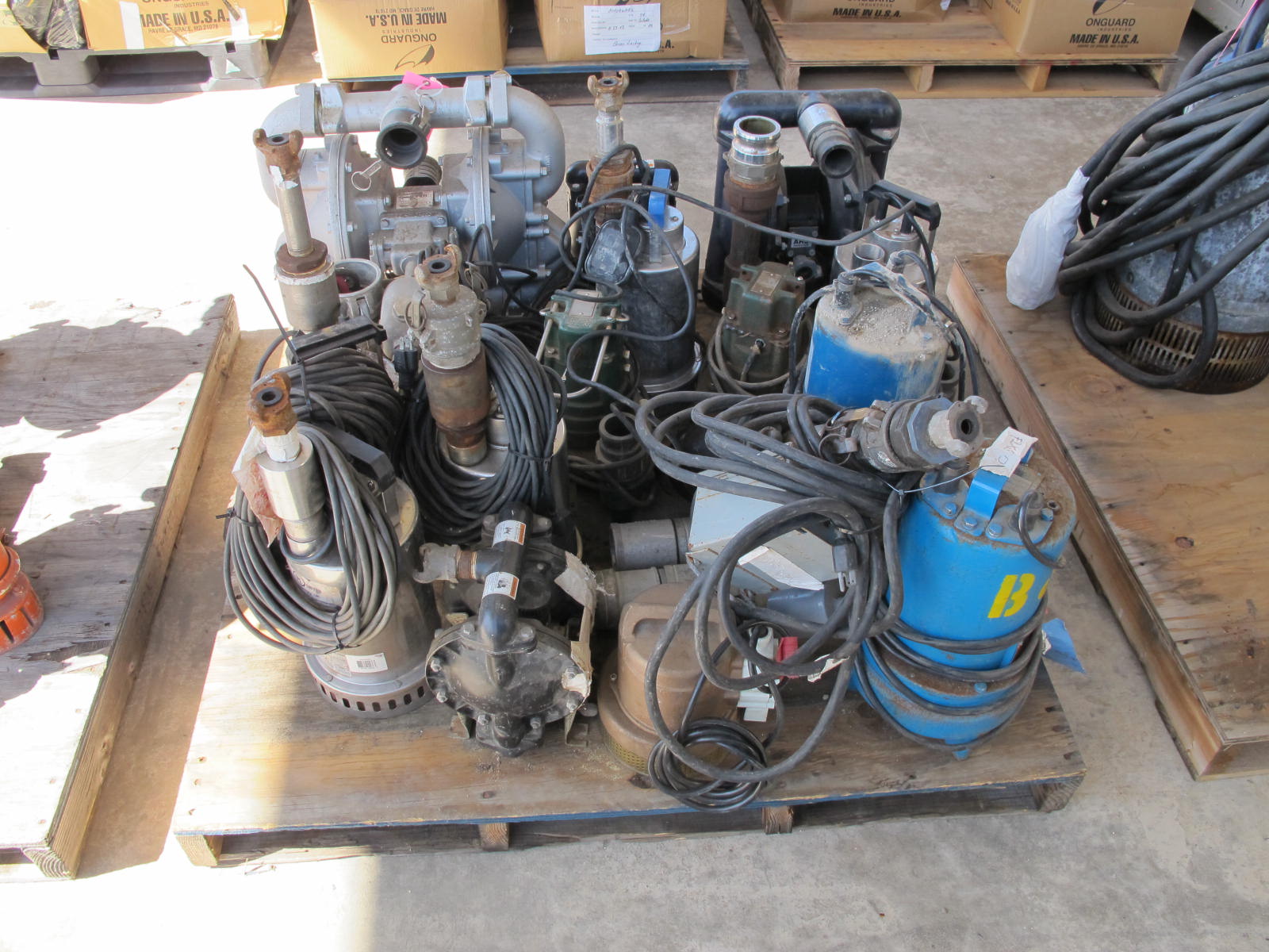 LOT DOUBLE DIAPHRAGM PUMPS & SUMP PUMPS (G-30) LOADING & HANDLING FEE $25-4395