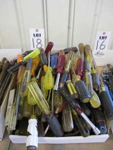 LOT ASSORTED SCREW DRIVERS (G-49) LOADING & HANDLING FEE $5-