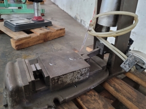 PNEUMATIC VISE-76
