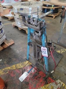 MANUAL WIRE FORMER, TO PUT HANGER ON END OF RAKE HANDLES-82