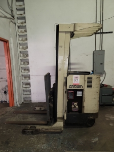 CROWN STAND-UP ELECTRIC FORKLIFT, MODEL 35RRTT, S/N 1A122432, 24V, MAST ID 35RRTT-210, OUT OF SERVICE / NEEDS WORK, W/ HOBART R SERIES 24V CHARGER, MODEL 540B1-12R, S/N 293CS05266 (CHARGER WORKS) FORKLIFT BATTERIES WERE REPLACED NEW 3 YEARS AGO, BUT THAT DID NOT FIX THE PROBLEM-129