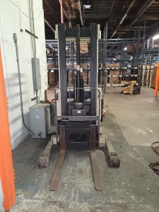 CROWN STAND-UP ELECTRIC FORKLIFT, MODEL 35RRTT, S/N 1A122432, 24V, MAST ID 35RRTT-210, OUT OF SERVICE / NEEDS WORK, W/ HOBART R SERIES 24V CHARGER, MODEL 540B1-12R, S/N 293CS05266 (CHARGER WORKS) FORKLIFT BATTERIES WERE REPLACED NEW 3 YEARS AGO, BUT THAT DID NOT FIX THE PROBLEM-129