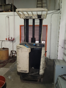 CROWN STAND-UP ELECTRIC FORKLIFT, MODEL 35RRTT, S/N 1A122432, 24V, MAST ID 35RRTT-210, OUT OF SERVICE / NEEDS WORK, W/ HOBART R SERIES 24V CHARGER, MODEL 540B1-12R, S/N 293CS05266 (CHARGER WORKS) FORKLIFT BATTERIES WERE REPLACED NEW 3 YEARS AGO, BUT THAT DID NOT FIX THE PROBLEM-129