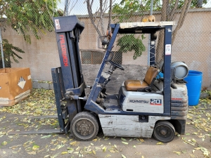 KOMATSU LPG FORKLIFT, MODEL FG 20ST11, 3,580 LBS CAPACITY, SIDE SHIFT, 6,927 HOURS, 3-STAGE MAST, 42" FORKS, SOLID TIRES, S/N 401500A, NOTE: LP TANK NOT INCLUDED-130