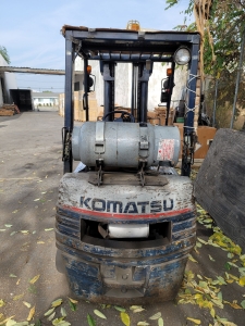KOMATSU LPG FORKLIFT, MODEL FG 20ST11, 3,580 LBS CAPACITY, SIDE SHIFT, 6,927 HOURS, 3-STAGE MAST, 42" FORKS, SOLID TIRES, S/N 401500A, NOTE: LP TANK NOT INCLUDED-130