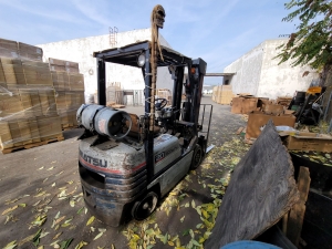 KOMATSU LPG FORKLIFT, MODEL FG 20ST11, 3,580 LBS CAPACITY, SIDE SHIFT, 6,927 HOURS, 3-STAGE MAST, 42" FORKS, SOLID TIRES, S/N 401500A, NOTE: LP TANK NOT INCLUDED-130