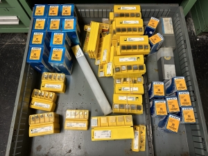 STANLEY VIDMAR 9-DRAWER TOOL CABINET, W/ CONTENTS OF TOOLING, TO INCLUDE: LARGE QUANTITY OF CARBIDE INSERTS-488