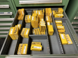 STANLEY VIDMAR 9-DRAWER TOOL CABINET, W/ CONTENTS OF TOOLING, TO INCLUDE: LARGE QUANTITY OF CARBIDE INSERTS-488