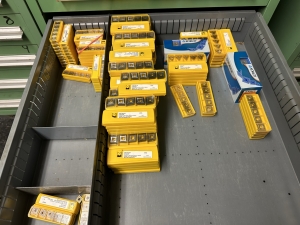 STANLEY VIDMAR 9-DRAWER TOOL CABINET, W/ CONTENTS OF TOOLING, TO INCLUDE: LARGE QUANTITY OF CARBIDE INSERTS-488