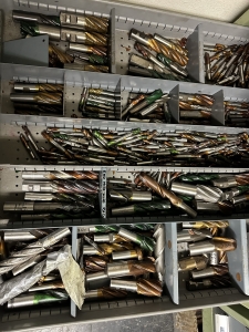 10-DRAWER TOOL CABINET, W/ CONTENTS OF TOOLING, TO INCLUDE: CARBIDE DRILLS, END MILLS, ROUGHING END MILLS, KEY CUTTERS, ETC., ALSO INCLUDES DRILLS AND TAPS ON TOP OF CABINET-491