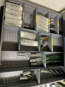 10-DRAWER TOOL CABINET, W/ CONTENTS OF TOOLING, TO INCLUDE: CARBIDE DRILLS, END MILLS, ROUGHING END MILLS, KEY CUTTERS, ETC., ALSO INCLUDES DRILLS AND TAPS ON TOP OF CABINET-491
