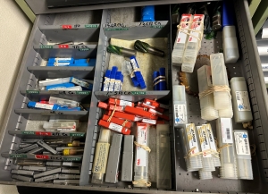 10-DRAWER TOOL CABINET, W/ CONTENTS OF TOOLING, TO INCLUDE: CARBIDE DRILLS, END MILLS, ROUGHING END MILLS, KEY CUTTERS, ETC., ALSO INCLUDES DRILLS AND TAPS ON TOP OF CABINET-491