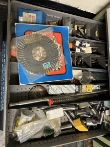 10-DRAWER TOOL CABINET, W/ CONTENTS OF TOOLING, TO INCLUDE: CARBIDE DRILLS, END MILLS, ROUGHING END MILLS, KEY CUTTERS, ETC., ALSO INCLUDES DRILLS AND TAPS ON TOP OF CABINET-491