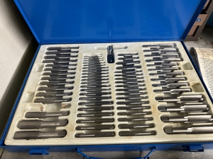 10-DRAWER TOOL CABINET, W/ CONTENTS OF TOOLING, TO INCLUDE: CARBIDE DRILLS, END MILLS, ROUGHING END MILLS, KEY CUTTERS, ETC., ALSO INCLUDES DRILLS AND TAPS ON TOP OF CABINET-491