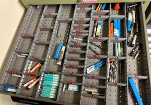 10-DRAWER TOOL CABINET, W/ CONTENTS OF TOOLING, TO INCLUDE: CARBIDE DRILLS, END MILLS, ROUGHING END MILLS, KEY CUTTERS, ETC., ALSO INCLUDES DRILLS AND TAPS ON TOP OF CABINET-491