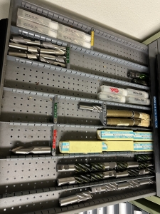 10-DRAWER TOOL CABINET, W/ CONTENTS OF TOOLING, TO INCLUDE: CARBIDE DRILLS, END MILLS, ROUGHING END MILLS, KEY CUTTERS, ETC., ALSO INCLUDES DRILLS AND TAPS ON TOP OF CABINET-491
