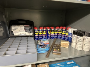 LOT - 2-DOOR STORAGE CABINET, W/ CONTENTS, TO INCLUDE: WELLER INDUSTRIAL 300/200 WATT SOLDER GUN KIT, WESCO TOOL MIST COOLANT GENERATOR, TAP WRENCHES, WD-40, STEEL BLUE LAYOUT FLUID, ETC.-498