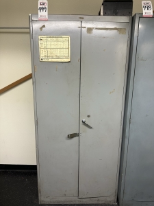 LOT - 2-DOOR STORAGE CABINET, W/ CONTENTS, TO INCLUDE: SECO 150.10 CUTOFF KIT, NYE NO. 50 RATCHET TYPE MANUAL THREADER W/ DIES, CURV-O-MARK CONTOUR MARKER, NORTON BRAKE CONTROLLED TRUING DEVICE MODEL NO. 1, VISE GRIP CLAMP, ETC.-499