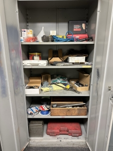 LOT - 2-DOOR STORAGE CABINET, W/ CONTENTS, TO INCLUDE: SECO 150.10 CUTOFF KIT, NYE NO. 50 RATCHET TYPE MANUAL THREADER W/ DIES, CURV-O-MARK CONTOUR MARKER, NORTON BRAKE CONTROLLED TRUING DEVICE MODEL NO. 1, VISE GRIP CLAMP, ETC.-499