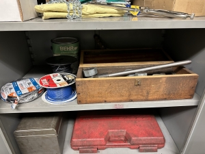 LOT - 2-DOOR STORAGE CABINET, W/ CONTENTS, TO INCLUDE: SECO 150.10 CUTOFF KIT, NYE NO. 50 RATCHET TYPE MANUAL THREADER W/ DIES, CURV-O-MARK CONTOUR MARKER, NORTON BRAKE CONTROLLED TRUING DEVICE MODEL NO. 1, VISE GRIP CLAMP, ETC.-499