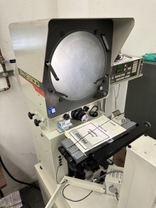MITUTOYO PH-3500 PROFILE PROJECTOR, W/ MITUTOYO MICROPAK 2 CONTROLS, S/N 172-510