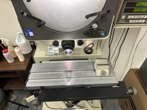 MITUTOYO PH-3500 PROFILE PROJECTOR, W/ MITUTOYO MICROPAK 2 CONTROLS, S/N 172-510