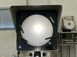 MITUTOYO PH-3500 PROFILE PROJECTOR, W/ MITUTOYO MICROPAK 2 CONTROLS, S/N 172-510