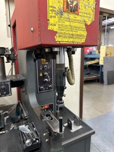 2000 HAEGER 618 INSERTION PRESS W  AUTOFEED SYSTEM MODEL 618 1L S N O6L 00776-24
