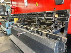 1982 AMADA 8 ft PRESS BRAKE MODEL RG 8025 8 ft X 80 TON CAPACITY NC9 EX II CNC CONTROL S N 804947-33