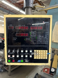 1980 AMADA PRESS BRAKE MODEL RG 80S 6 ft X 80 TON CAPACITY AMADA CNC CONTROL S N 804001-33A