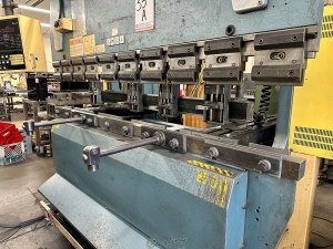 1980 AMADA PRESS BRAKE MODEL RG 80S 6 ft X 80 TON CAPACITY AMADA CNC CONTROL S N 804001-33A