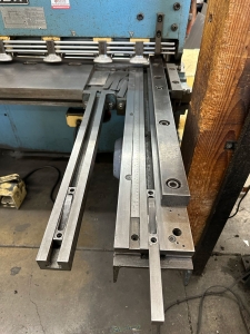 AMADA SHEAR MODEL M 1232 1 8inch X 4 ft CAPACITY 27inch SQUARING ARM S N 1230914-35