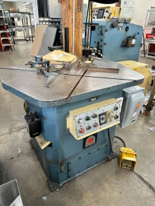 AMADA HYDRAULIC CORNER NOTCHER MODEL CS 220 8 5 8inch X 8 5 8inch X 10 GAUGE S N 544574-36