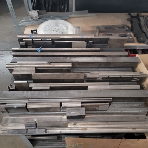 LOT   BRAKE DIES UP TO 37inch W  RACK-60