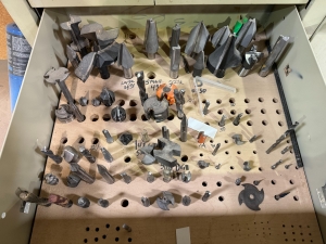 2001 KOMO CNC ROUTER, MODEL VR 510 MACH ONE, GE FANUC SERIES 210i-M CONTROL, 5' X 10' VACUUM TABLE, 8-STATION TOOL CHANGER, S/N 36327-03-01-01-33