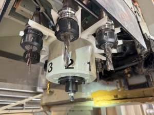 2001 KOMO CNC ROUTER, MODEL VR 510 MACH ONE, GE FANUC SERIES 210i-M CONTROL, 5' X 10' VACUUM TABLE, 8-STATION TOOL CHANGER, S/N 36327-03-01-01-33